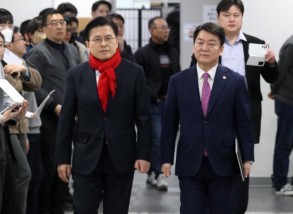 ▲ 국민의힘 전당대회를 하루 앞둔 안철수, 황교안 국민의힘 당대표 후보가 7일 오후 서울 여의도 국회 소통관에서 공동 기자회견을 하기 위해 들어서고 있다. 사진=뉴시스