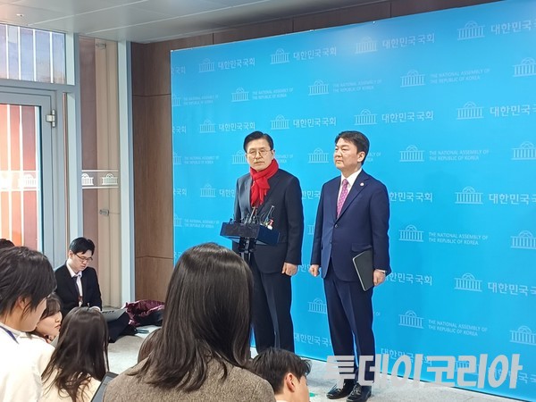 ▲ 안철수 · 황교안 국민의힘 당대표 후보가 7일 기자회견을 마친 뒤 나와 질문에 답하고 있다. 사진=투데이코리아DB