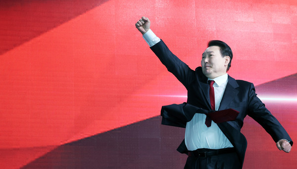 ▲ 윤석열 대통령이 8일 경기도 고양 킨텍스에서 열린 국민의힘 전당대회에서 축사 전 어퍼컷 세리머니를 하고 있다. 사진=뉴시스