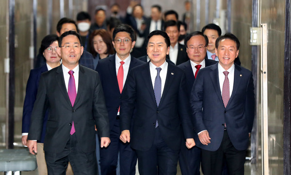 ▲ 김기현 국민의힘 대표를 비롯한 지도부가 9일 오전 서울 여의도 국회에서 열린 최고위원회의에 참석하고 있다. 사진=뉴시스