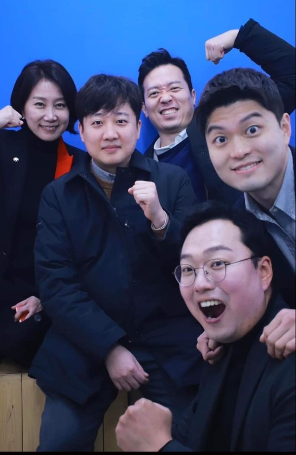 ▲ 이준석 전 국민의힘 대표와 '천아용인'(천하람, 허은아, 김용태, 이기인 후보)이 사진을 찍으며 포즈를 취하고 있다. 사진=이기인 후보 페이스북 캡쳐