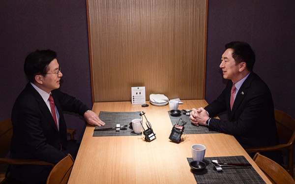 ▲ 김기현 국민의힘 당 대표(오른쪽)가 14일 오후 서울 여의도의 한 식당에서 황교안 전 대표와 오찬에 앞서 대화를 하고 있다. 사진=뉴시스