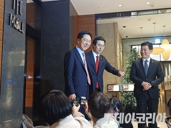 ▲ 김기현 국민의힘 대표가 기자들과의 질의응답을 마치고 자리를 뜨고 있다. 김 대표는 당초 강민국 수석대변인(김 대표의 오른쪽)에게 질의응답을 일임할 계획이었으나, 기자들의 요청에 직접 질문에 답변했다. 사진=투데이코리아DB