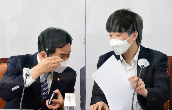 ▲ 김기현 원내대표(왼쪽)과 이준석 당시 국민의힘 대표가 국회에서 열린 최고위원회의에서 대화를 나누고 있다. 사진=뉴시스