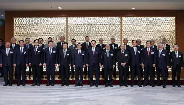 ▲ 윤석열 대통령이 17일 도쿄 게이단렌 회관에서 열린 한일 비즈니스 라운드테이블에서 참석자들과 기념촬영하고 있다. 사진=뉴시스