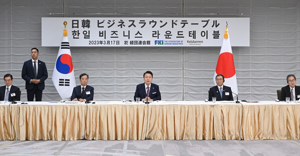 ▲ 윤석열 대통령이 17일 도쿄 게이단렌 회관에서 열린 한일 비즈니스 라운드테이블에서 발언하고 있다. 사진=뉴시스