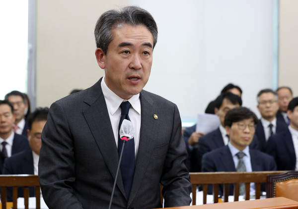 ▲ 윤희근 경찰청장이 22일 오후 서울 여의도 국회에서 열린 행정안전위원회 전체회의에서 법안 통과 관련 정부측 인사를 하고 있다. 사진=뉴시스