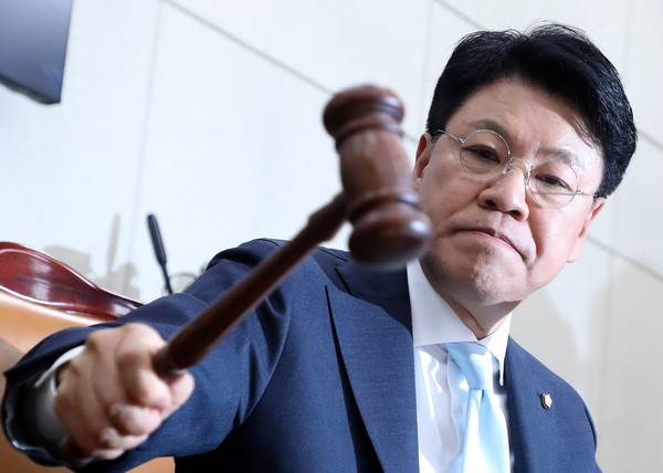 ▲ 장제원 국회 행정안전위원장이 22일 오후 서울 여의도 국회에서 열린 전체회의에서 법안을 의결하며 의사봉을 두드리고 있다. 사진=뉴시스