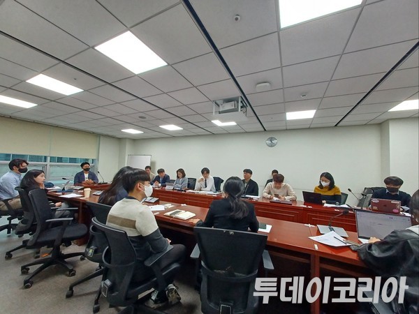 ▲ 정치개혁2050은 지난 23일 국회 의원회관에서 청년시민단체와 함께하는 정치개혁 현안 간담회를 진행했다. 이 자리에는 이탄희 민주당 의원을 비롯, 장혜영 정의당 의원, 신인규 국민의힘바로세우기 대표, 손수조 전 안철수캠프 대변인, 민주당 이동학 전 최고위원, 권지웅 전 비상대책위원 등이 참석했다. 사진=투데이코리아