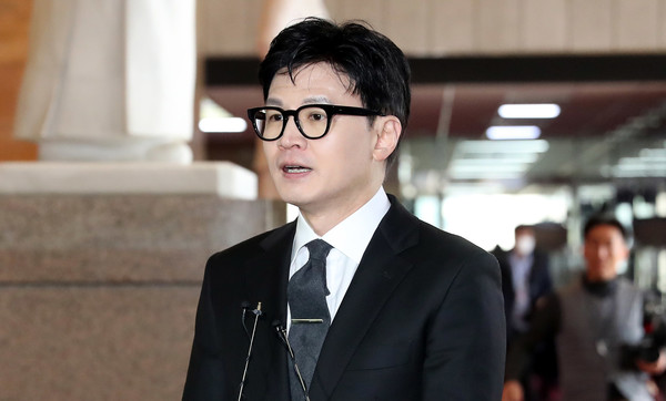 ▲ 한동훈 법무부 장관이 27일 오전 서울 여의도 국회에서 취재진의 질문에 답변하고 있다. 사진=뉴시스