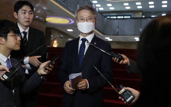 ▲ 민형배 무소속 의원이 23일 오후 서울 여의도 국회에서 '검수완박법'에 대한 헌법재판소 선고와 관련 취재진의 질문에 답변하고 있다. 사진=뉴시스