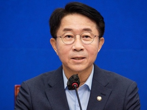 ▲ 조정식 더불어민주당 사무총장이 4일 서울 여의도 국회에서 열린 기자간담회에서 발언하고 있다. 사진=뉴시스