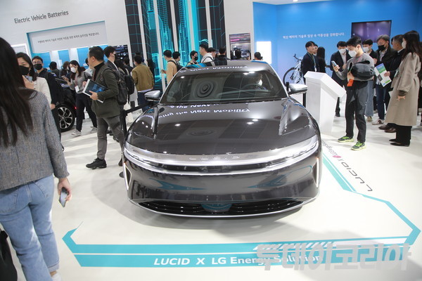 ▲ '인터배터리 2023'에서 LG에너지솔루션이 공개한 자사 배터리가 탑재된 루시드(Lucid)의 에어 모델. 사진=투데이코리아 DB