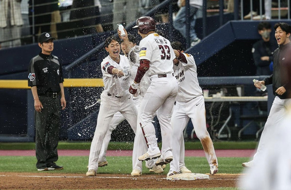 ▲ 지난 2일 서울 고척스카이돔에서 열린 키움 히어로즈와 한화 이글스의 경기에서 키움 선수들이 끝내기 승리를 거둔 뒤, 기뻐하고 있다. 사진=키움 히어로즈
