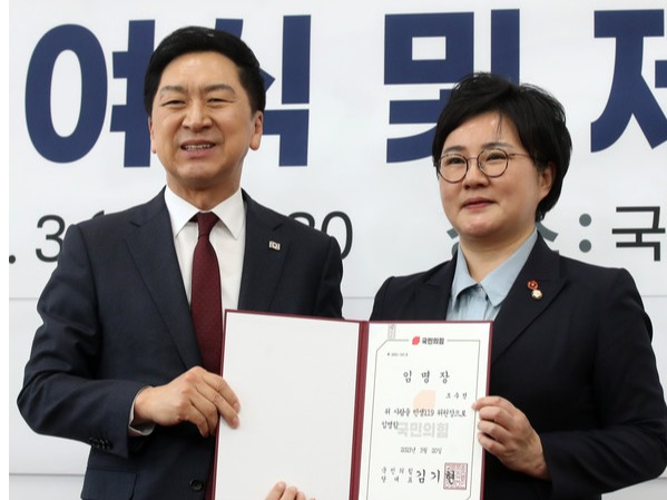 ▲ 김기현 국민의힘 대표가 3일 오전 서울 여의도 국회에서 열린 민생119 임명장 수여식 및 제1차 회의에서 조수진 위원장에게 임명장을 수여한 뒤 기념촬영을 하고 있다. 사진=뉴시스
