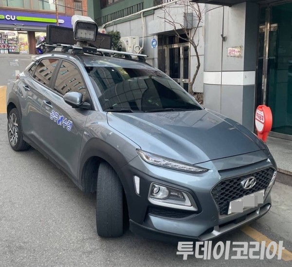 ▲ 3월 23일 강남구 신사동 일대에 강남구청 주차단속반이 불법주차한 차량. 사진=제보자