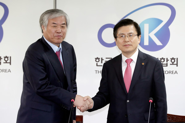 ▲ 황교안 당시 자유한국당 대표(오른쪽)가 지난 2019년 3월 전광훈 한국기독교총연합회장을 예방해 기념촬영 하고 있다. 사진=뉴시스