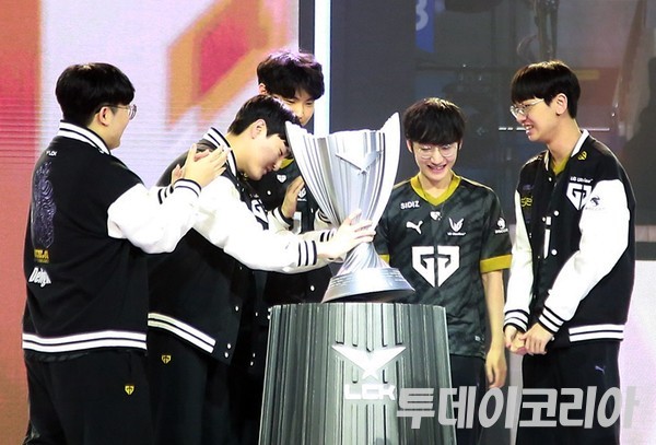 ▲ 9일 서울 잠실실내체육관에서 열린 결승전에서 젠지가 T1을 3대1로 꺾고 우승컵을 손에 쥐었다. 사진=투데이코리아