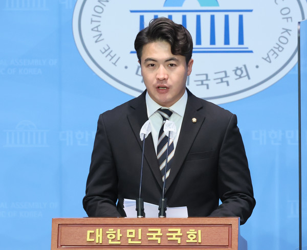 ▲ 오영환 더불어민주당 의원이 10일 오전 서울 여의도 국회 소통관에서 열린 기자회견에서 제22대 총선 불출마 선언을 하고 있다. 사진=뉴시스