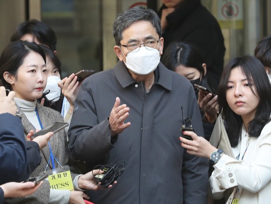 ▲ 대장동 일당에게 아들 퇴직금 명목으로 뇌물을 수수한 혐의로 기소된 곽상도 전 국회의원이 8일 서울 서초구 서울중앙지방법원에서 열린 특정범죄 가중처벌 등에 관한 법률 위반(뇌물) 등 혐의 관련 1심 선고공판을 마친 뒤 취재진의 질문에 답하고 있다. 서울중앙지법 형사합의22부는 이날 곽 전 의원의 정치자금법 위반 혐의에 벌금 800만원을 선고하고 5000만 원을 추징하라고 명령했다. 특정범죄가중처벌법상 뇌물과 특정경제범죄 가중처벌법상 알선수재 혐의에는 무죄를 선고했다. 사진=뉴시스