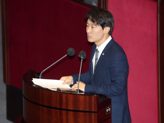 ▲ 이탄희 더불어민주당 의원이 10일 오후 서울 여의도 국회 본회의장에서 열린 제405회국회(임시회) 제1차 국회의원 선거제도 개선에 관한 결의안 심사를 위한 전원위원회에서 토론하고 있다. 사진=뉴시스