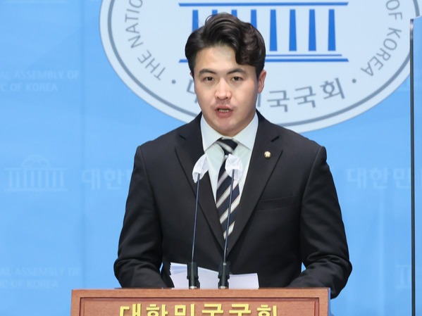 ▲ 오영환 더불어민주당 의원이 10일 오전 서울 여의도 국회 소통관에서 열린 기자회견에서 제22대 총선 불출마 선언을 하고 있다. 사진=뉴시스