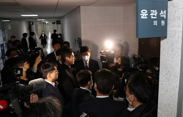 ▲ 검찰 수사관들이 12일 오전 서울 여의도 국회 의원회관 윤관석 더불어민주당 의원실 앞에서 압수수색을 하기 위해 대기하고 있다. 검찰은 윤 의원이 2021년 5월 민주당 전당대회에서 이정근 전 민주당 사무부총장으로부터 불법 정치자금을 수수했다는 의혹을 수사 중인 것으로 알려졌으며, 당대표 선거 관련 정당법 및 정치자금법 위반 혐의로 윤 의원 및 관련자들의 주거지와 사무실 등 20여곳에 대한 압수수색을 진행하고 있다고 밝혔다. 사진=뉴시스