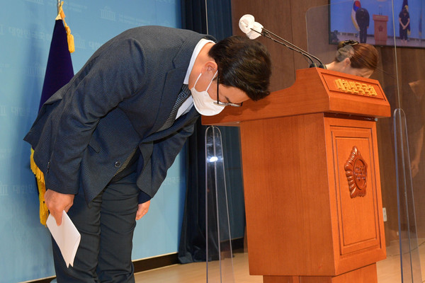 ▲ 김성원 국민의힘 의원이 작년 8월 12일 서울 여의도 국회 소통관에서 수해 현장 발언 관련 대국민 사과 기자회견을 마치고 고개숙여 인사하고 있다. 김 의원은 전날 수해 복구 자원봉사 현장에서 '솔직히 비 좀 왔으면 좋겠다. 사진 잘 나오게'라고 발언했다. 사진=뉴시스