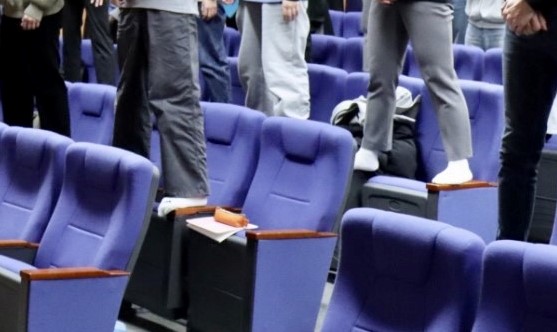 ▲ 특강을 듣는 학생들이 고민정 민주당 최고위원의 요청으로 강의실 의자 팔걸이 위에 올라 서있는 모습. 사진=고민정 의원 페이스북