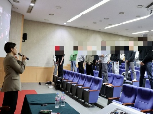 ▲ 고민정 더불어민주당 최고위원이 지난 12일 단국대학교에서 학생들을 상대로 ‘정치의 미래’라는 주제로 특강을 하고 있는 모습. 사진=고민정 의원 페이스북