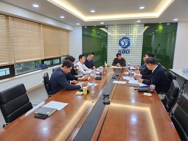 ▲ KBO 전력강화위원회와 류중일 대표팀 감독이 지난 18일 오전 야구회관에서 항저우 아시안게임 선수단 구성을 두고 회의를 진행하고 있다. 사진=KBO