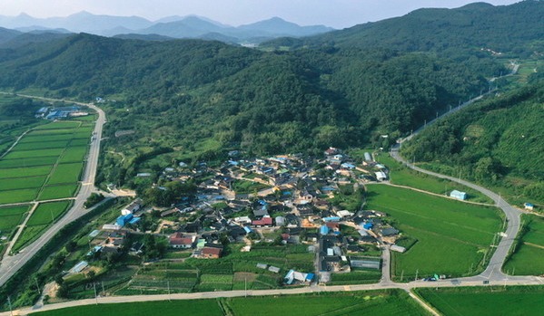 점점 더 늙고 가난해지는 농촌···고령인구 49.8%, 전년比 3.0%p↑