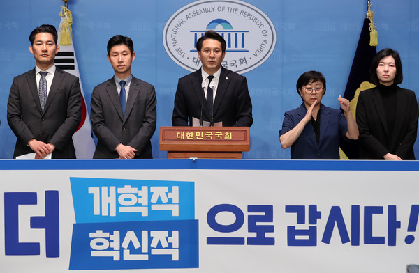 ▲ 전용기 더불어민주당 전국청년위원장과 관계자들이 지난 13일 오전 서울 여의도 국회 소통관에서 정당 혁신 요구 기자회견을 하고 있다. 사진=뉴시스