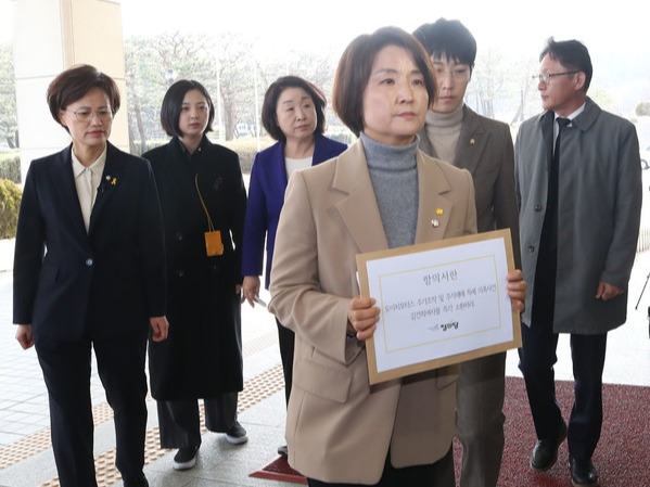 ▲ ▲ 이은주 정의당 원내대표와 소속 의원들이 6일 오후 도이치모터스 주가조작 및 주식매매 특혜 의혹사건과 관련, 김건희 여사 즉각 소환을 촉구하는 항의서한을 들고 서울 서초구 대검찰청을 방문했다. 사진=뉴시스