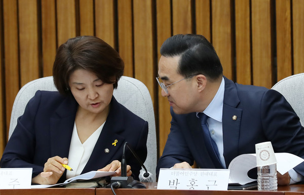 ▲ 박홍근 더불어민주당 원내대표와 이은주 정의당 원내대표가 지난 20일 오후 서울 여의도 국회에서 열린 10.29이태원참사진상규명특별법 공동발의 기자회견에서 대화를 하고 있다. 사진=뉴시스