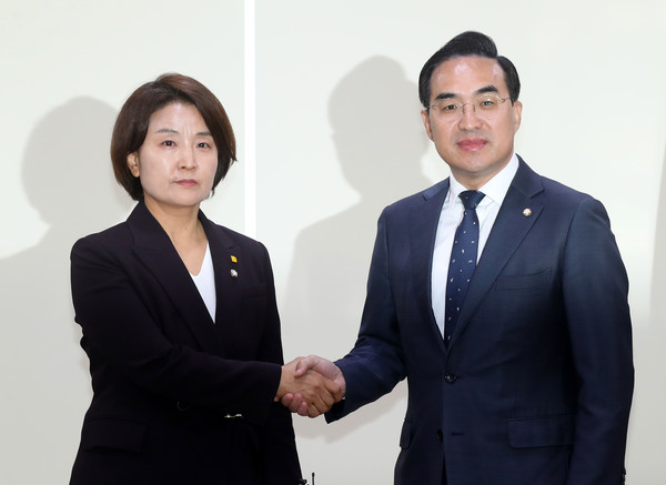 ▲ 이은주 정의당 원내대표와 박홍근 더불어민주당 원내대표가 25일 오후 서울 여의도 국회 의원회관에서 열린 특검법 관련 회동에 앞서 악수하고 있다. 사진=뉴시스