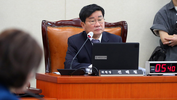 ▲ 전해철 환경노동위원회 위원장이 30일 오전 서울 여의도 국회에서 환경노동위원회 공청회에 참석해 있다. 사진=뉴시스