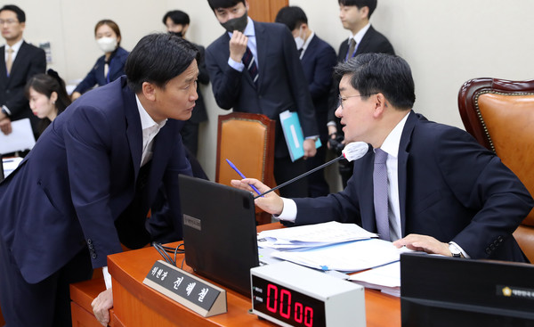 ▲ 전해철 국회 환경노동위원장이 지난 25일 오전 서울 여의도 국회에서 열린 전체회의에서 더불어민주당 간사인 김영진 의원과 대화를 하고 있다. 사진=뉴시스