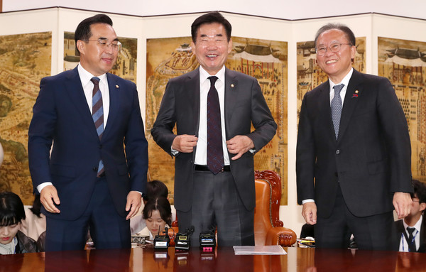 ▲ 김진표(가운데) 국회의장과 윤재옥(오른쪽) 국민의힘 원내대표, 박홍근 더불어민주당 원내대표가 26일 오전 서울 여의도 국회 본청 국회의장실에서 회동에 앞서 기념촬영을 하고 있다. 사진=뉴시스