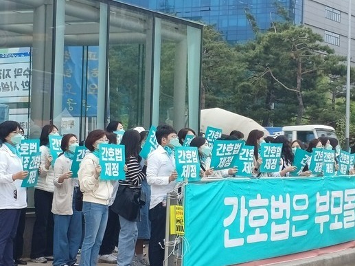 ▲ 지난 20일 간호사들이 서울 영등포구 국회의사당 앞에 모여 간호법 제정안 통과를 촉구하는 목소리를 냈다. 사진=투데이코리아