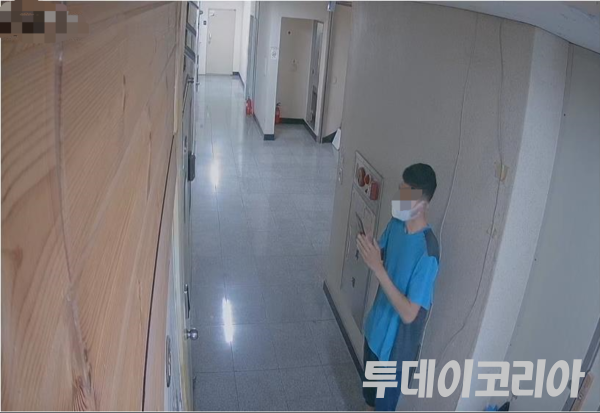 ▲ 신원 미상의 남자가 스마트폰을 사용 A씨 집을 촬영하고 있다. 사진=투데이코리아 DB