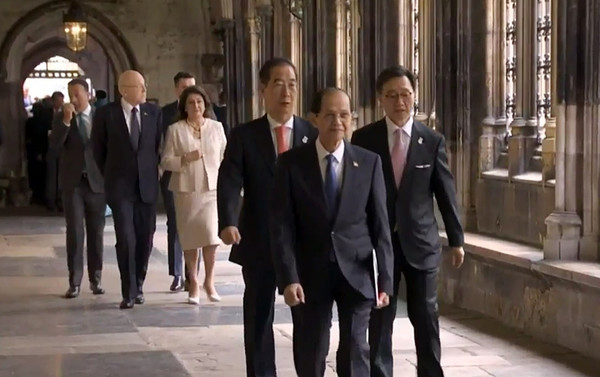 ▲ 한덕수 국무총리가 6일 오전(현지시간) 영국 런던 웨스트민스터 사원에서 열린 찰스 3세 영국 국왕의 대관식에 참석하고 있다. 사진=BBC 캡처