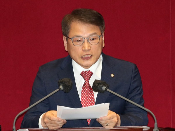 ▲ 이종성 국민의힘 의원이 4월 12일 오후 서울 여의도 국회 본회의장에서 열린 제405회국회(임시회) 제3차 국회의원 선거제도 개선에 관한 결의안 심사를 위한 전원위원회에서 발언하고 있다. 사진=뉴시스