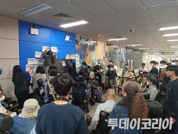 ▲ 지난 11일 오후 9호선 국회의사당역에서 장애인복지법 개정안 통과를 반대하는 전국장애인차별철폐연대 등 장애인 단체들의 기습 시위가 벌어졌다. 사진=투데이코리아