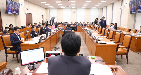 ▲ 지난 16일 오후 서울 여의도 국회에서 열린 행정안전위원회 전체회의에서 더불어민주당 의원들이 동료 의원에 대한 장제원 위원장의 발언에 사과를 요구하며 불참한 가운데 국민의힘 의원들이 박찬진 중앙선거관리위원회 사무총장에게 질의하고 있다. 사진=뉴시스