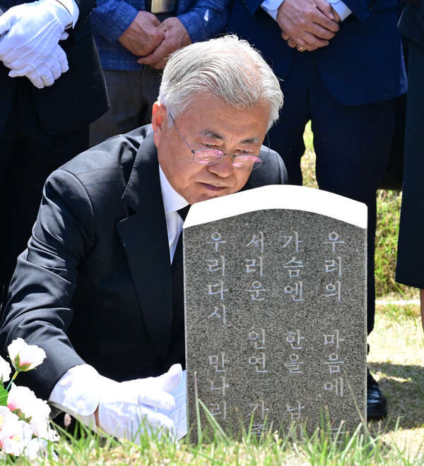 ▲ 문재인 전 대통령이 17일 오전 광주 북구 망월동 민족민주열사의 묘지 내 고 이한열 열사의 묘소를 참배하고 있다. 사진=뉴시스