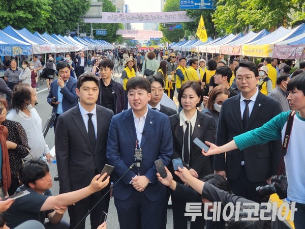 ▲ 이준석 전 국민의힘 대표와 천아용인(천하람·허은아·김용태·이기인)은 5.18 민주화운동 기념식 하루 전인 17일 광주를 찾아 국립 5.18민주묘지를 참배하고 시민들과 소통하는 시간을 가졌다. 사진=투데이코리아