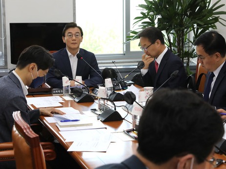 ▲ 22일 오전 서울 여의도 국회에서 열린 정치개혁특별위원회 제2차 법안심사제1소위원회에서 전재수 소위원장과 의원들이 수석전문위원의 보고를 듣고 있다. 사진=뉴시스