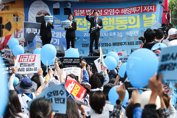 ▲ 이재명 더불어민주당 대표가 20일 오후 서울 중구 프레스센터 인근에서 열린 일본 방사선 오염수 해양투기 저지 전국 행동의 날에서 지지자들을 향해 인사하고 있다. 사진=뉴시스