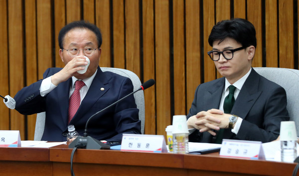 ▲ 윤재옥 국민의힘 원내대표(왼쪽)와 한동훈 법무부 장관이 24일 오전 서울 여의도 국회에서 열린 '공공질서 확립과 국민 권익 보호를 위한 당정협의회'에 참석해 있다. 사진=뉴시스